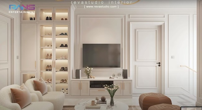 Di lantai 2 rumahnya nantinya juga akan ada ruang tamuu yang didominasi oleh warna putih dan coklat. Di samping televisi terdapat lemari kaca yang bisa digunakan untuk menyimpan sepatu atau barang-barang milik Raffi dan Nagita. Foto: YouTube/Rans Entertainment