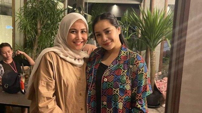 Sebagai karyawan RANS, pemilik nama asli Muminah Bayu itu juga cukup dekat dengan keluarga Raffi Ahmad, termasuk Nagita Slavina. Dalam beberapa kesempatan keduanya tampak berpose bersama. Foto: Istimewa