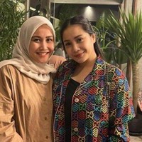 Sebagai karyawan RANS, pemilik nama asli Muminah Bayu itu juga cukup dekat dengan keluarga Raffi Ahmad, termasuk Nagita Slavina. Dalam beberapa kesempatan keduanya tampak berpose bersama. Foto: Istimewa
