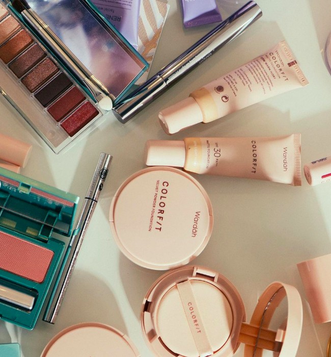 Di Instagramnya, dia menunjukkan bahwa dia menggunakan produk makeup Wardah dari seri Colorfit. Mulai dari foundation, bedak sampai eyeshadow. Foto: dok. Instagram/@ralineshah