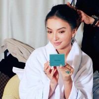 Kehadiran saya di Cannes, tidak hanya untuk misi seni dan film saja, tetapi juga bagaimana saya harus dapat merepresentasikan Indonesia dari berbagai aspek, termasuk menyuarakan dukungan terhadap perempuan, bahwa kecantikan itu tidak hanya tampilan fisik tetapi bagaimana kita sebagai perempuan harus tetap progresif dan terus bergerak membawa dampak positif serta manfaat. Menerobos pola pikir yang mungkin selama ini membatasi ruang gerak untuk berdaya dan berkarya,” ungkap brand ambassador Wardah itu dalam pernyataan resminya. Foto: dok. Instagram/@ralineshah