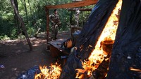 Selain itu petugas keamanan juga menghancurkan tempat peristirahatan para pekerja ladang ganja.  