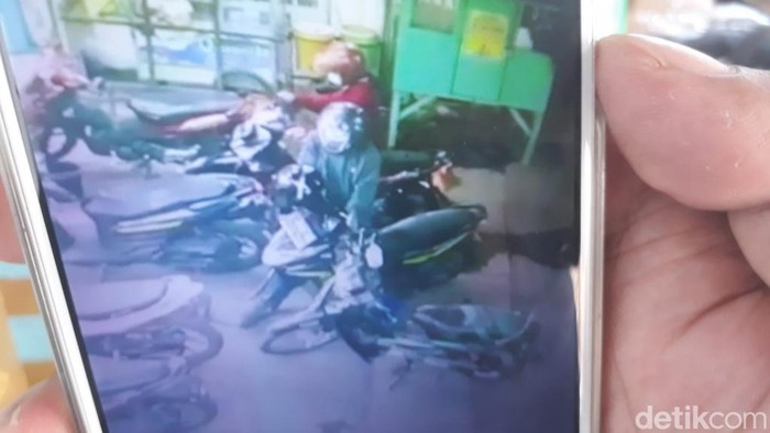 Rekaman CCTV aksi pencurian motor dua sejoli-partner in crime di Kota Pasuruan