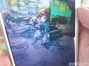 Sejoli Terekam CCTV Curi Motor di Minimarket Pasuruan