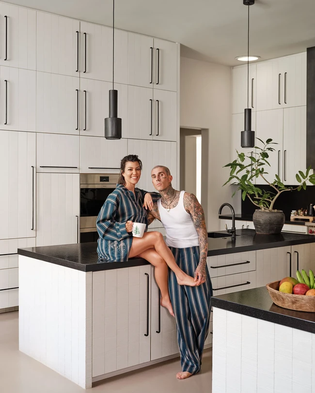 Rumah Kourtney hanya beberapa blok dari sini. Untuk saat ini, saya ingin menjadikan rumah ini senyaman mungkin agar anak-anaknya juga betah di sini. Ke depannya, kami hanya bisa berharap yang terbaik. Di mana pun kami tinggal nanti, kami akan tetap bersyukur, tambah Travis. (Foto: Architectural Digest/Christopher Sturman)