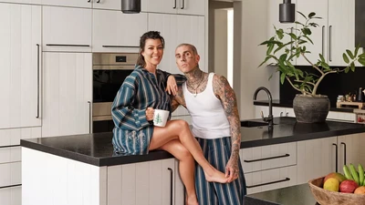 9 Potret Rumah Mewah Travis Barker, Tonjolkan Suasana Zen yang Damai