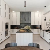 Travis memilih nuansa monokrom yang subtil untuk dapurnya. Ada pojokan khusus untuk Travis mengekspresikan bakat lainnya: membuat teh hijau. Buatan Travis terbaik dari semua teh hijau yang pernah aku minum, puji Kourtney. (Foto: Architectural Digest/Christopher Sturman)