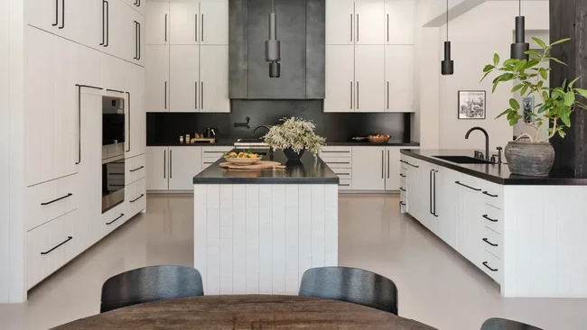 Travis memilih nuansa monokrom yang subtil untuk dapurnya. Ada pojokan khusus untuk Travis mengekspresikan bakat lainnya: membuat teh hijau. Buatan Travis terbaik dari semua teh hijau yang pernah aku minum, puji Kourtney. (Foto: Architectural Digest/Christopher Sturman)