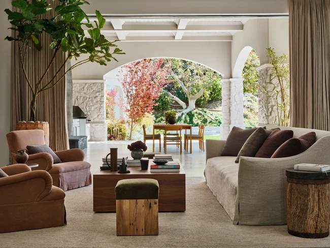 Saya suka kesederhanaan dan kualitas zen dari karyanya. Kami langsung bisa memahami satu sama lain saat bertemu, ungkap penabuh drum Blink-182 itu kepada Architectural Digest. Travis mengenal Waldo setelah direkomendasikan oleh Kris Jenner, ibu istrinya, Kourtney Kardashian. (Foto: Architectural Digest/Christopher Sturman)