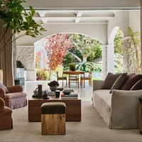 Saya suka kesederhanaan dan kualitas zen dari karyanya. Kami langsung bisa memahami satu sama lain saat bertemu, ungkap penabuh drum Blink-182 itu kepada Architectural Digest. Travis mengenal Waldo setelah direkomendasikan oleh Kris Jenner, ibu istrinya, Kourtney Kardashian. (Foto: Architectural Digest/Christopher Sturman)