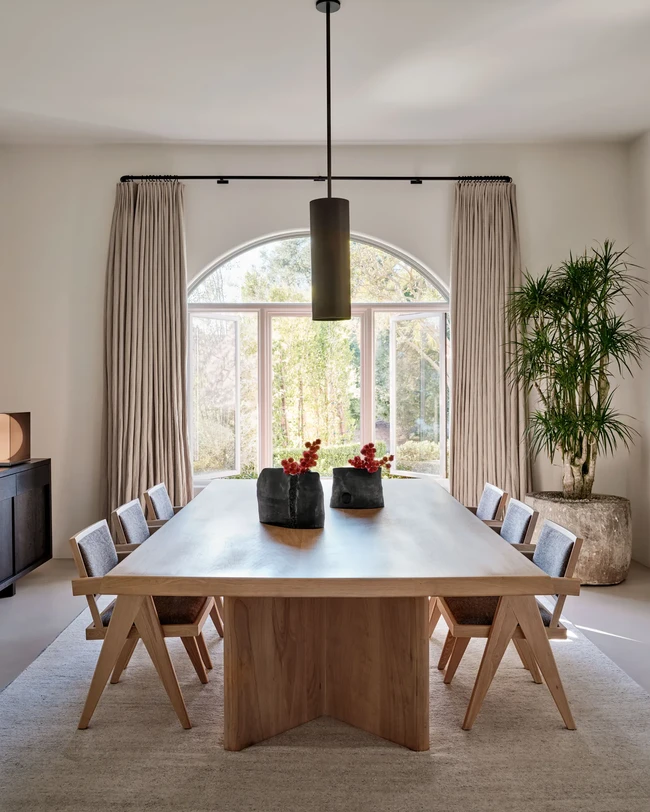 Rumah ini semakin terasa personal bagi Travis karena dihiasi perabotan-perabotan pemberian Kourtney bahkan sejak mereka masih berteman bertahun-tahun lalu. Salah satunya tempat lilin yang menghiasi ruang makan ini. (Foto: Architectural Digest/Christopher Sturman)