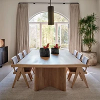 Rumah ini semakin terasa personal bagi Travis karena dihiasi perabotan-perabotan pemberian Kourtney bahkan sejak mereka masih berteman bertahun-tahun lalu. Salah satunya tempat lilin yang menghiasi ruang makan ini. (Foto: Architectural Digest/Christopher Sturman)