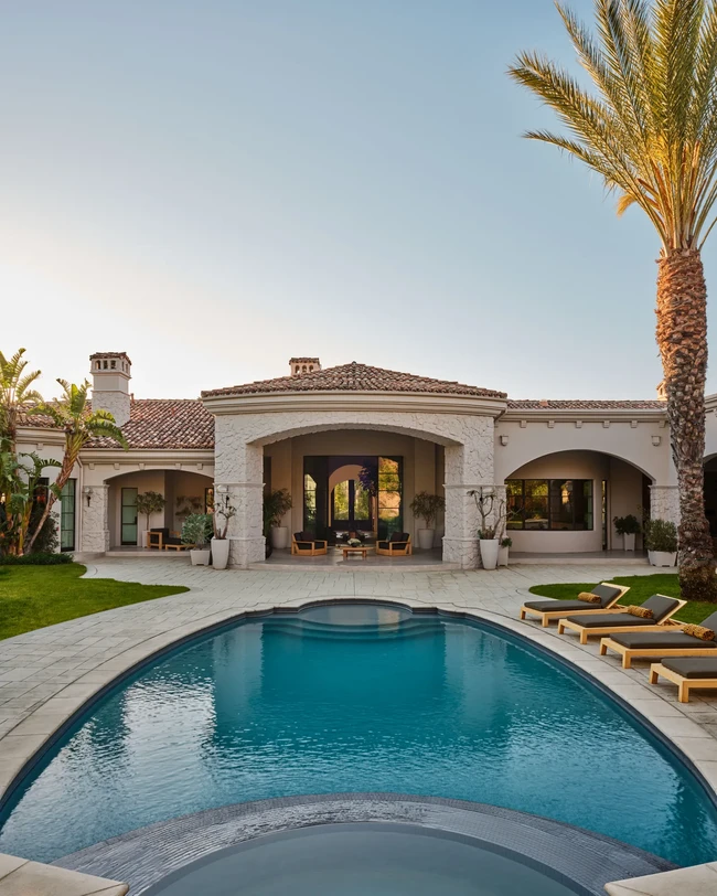 Dari semua rumah yang pernah ditempatinya, hanya rumah ini yang tidak bertingkat. Saya ingin agar semua anggota keluarga bisa lebih dekat, kata Travis. (Foto: Architectural Digest/Christopher Sturman)