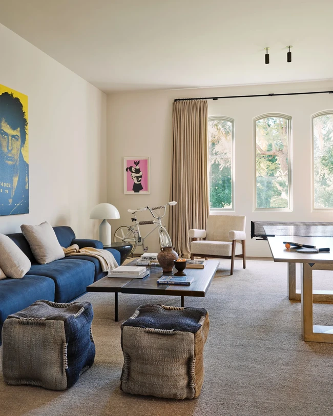 Sebuah ruangan didedikasikan khusus sebagai playground. Di sini terdapat meja pingpong yang terbuat dari semen. Butuh delapan orang untuk memindahkannya. (Foto: Architectural Digest/Christopher Sturman)