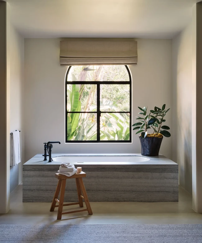 Dengan statusnya sebagai bintang rock, Travis bisa saja membuat rumahnya seglamor mungkin. Namun, bukan itu yang ia mau. Dia ingin rumah yang bisa menjernihkan pikirannya dan membuat perasaannya damai, kata Waldo. (Foto: Architectural Digest/Christopher Sturman)