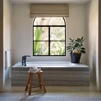 Dengan statusnya sebagai bintang rock, Travis bisa saja membuat rumahnya seglamor mungkin. Namun, bukan itu yang ia mau. Dia ingin rumah yang bisa menjernihkan pikirannya dan membuat perasaannya damai, kata Waldo. (Foto: Architectural Digest/Christopher Sturman)