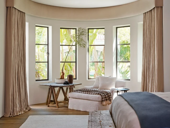 Warna-warna lembut tampak mendominasi rumah yang dihuni Travis dan anak-anaknya. Aksentuasi warna memberi kesan yang tak monoton. (Foto: Architectural Digest/Christopher Sturman)