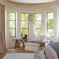 Warna-warna lembut tampak mendominasi rumah yang dihuni Travis dan anak-anaknya. Aksentuasi warna memberi kesan yang tak monoton. (Foto: Architectural Digest/Christopher Sturman)