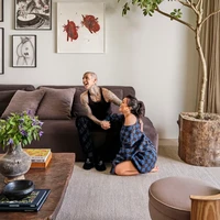 Berlokasi di Calabasas, sebuah kawasan elite di pinggiran Los Angeles, rumah Travis Barker mengedepankan estetika minimalis yang jauh dari kesan megah dan glamor. Untuk urusan desain, ia mengandalkan Waldo Fernandez yang punya jejak rekam sebagai favorit para selebriti dunia. (Foto: Architectural Digest/Christopher Sturman)