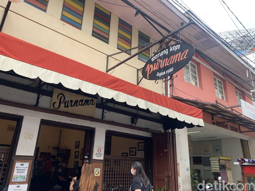 Salah satu kopi legendaris, Kedai Kopi Purnama Bandung di Jalan Alkateri.