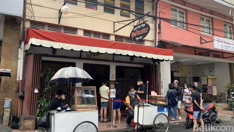 Salah satu kopi legendaris, Kedai Kopi Purnama Bandung di Jalan Alkateri.
