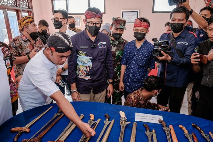 Menteri Ekonomi Kreatif dan Pariwisata Sandiaga Uno melakukan kunjungan ke Desa Wisata Keris Aeng Tong-tong, Kecamatan Saronggi, Kabupaten Sumenep, Selasa (24/5/2022).