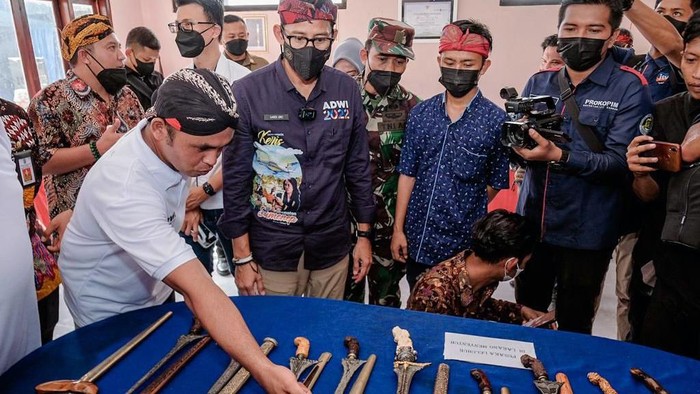 Sandiaga Mau Jadikan Keris Asal Sumenep Sebagai Suvenir G20 Menteri Ekonomi Kreatif dan Pariwisata Sandiaga Uno melakukan kunjungan ke Desa Wisata Keris Aeng Tong-tong, Kecamatan Saronggi, Kabupaten Sumenep, Selasa (24/5/2022).