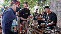 Awalnya Sandiaga mendengar curahan hati pengerajin keris atau empu perempuan satu-satunya di Sumenep, Ika Arista (31). Empu Ika sapaannya, ingin merubah citra keris yang terkesan mistis dan kuno.