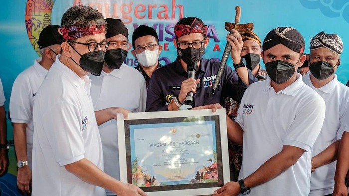 Menteri Ekonomi Kreatif dan Pariwisata Sandiaga Uno melakukan kunjungan ke Desa Wisata Keris Aeng Tong-tong, Kecamatan Saronggi, Kabupaten Sumenep, Selasa (24/5/2022).