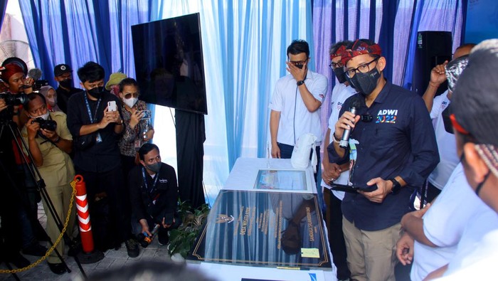 Menteri Ekonomi Kreatif dan Pariwisata Sandiaga Uno melakukan kunjungan ke Desa Wisata Keris Aeng Tong-tong, Kecamatan Saronggi, Kabupaten Sumenep, Selasa (24/5/2022).