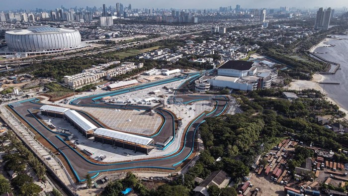 This aerial picture shows the newly built Formula E circuit in Jakarta on May 23, 2022, ahead of the race on June 4. (Photo by BAY ISMOYO / AFP)