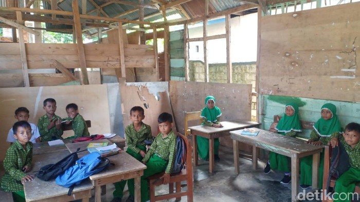 Siswa MI di Buton Tengah belajar di sekolah yang nyaris ambruk