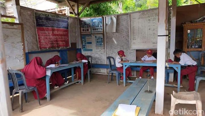 Siswa SDN 74 Bolang Kecamatan Alla, Kabupaten Enrekang belajar di kolong rumah warga.