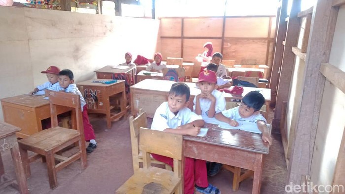 Siswa SDN 74 Bolang Kecamatan Alla, Kabupaten Enrekang belajar di kolong rumah warga.