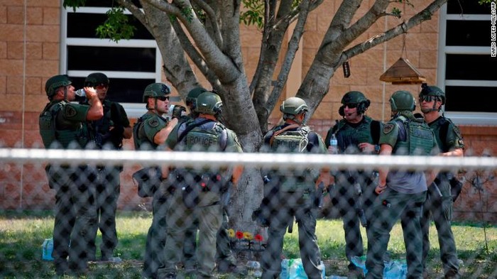 Situasi di SD Robb, Texas, setelah terjadi penembakan. (Dario Lopez-Mills/AP)