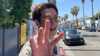 Ia juga terlihat mengenakan atasan krem yang senada dengan busana Sooyoung. Foto: (dok. Instagram)