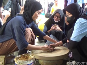 Antusias Siswa Wisata Edukasi ke Sentra Keramik di Plered Purwakarta