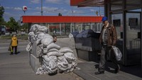 Seorang pria berjalan keluar dari stasiun kereta bawah tanah di Kharkiv, Ukraina timur.