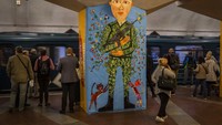 Para calon penumpang menunggu di peron untuk naik kereta bawah tanah di Kharkiv, Ukraina timur, Selasa, (24/5/2022).