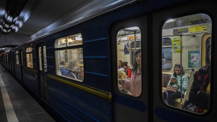 Suasana Kereta Bawah Tanah di Kharkiv yang Beroperasi Kembali Residents live in a subway station still used as temporary shelter in Kharkiv, eastern Ukraine, Tuesday, May 24, 2022. Kharkiv subway resumed service on Tuesday morning after it was closed for more than two months during Russian attempt to capture the city. (AP Photo/Bernat Armangue)