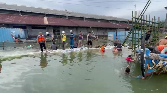 Tanggul jebol di kawasan Tanjung Mas Semarang mulai ditambah, Rabu (25/5/2022).
