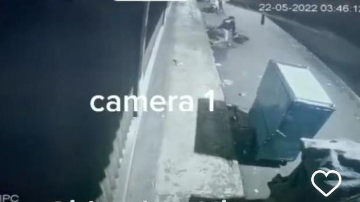 Tangkapan layar CCTV begal bersenjata di Tambora, Jakbar