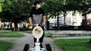 Jerry Huang berjalan dengan troli tangki ikannya di sebuah taman di Taichung, Taiwan bagian tengah.  