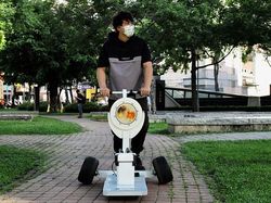 Youtuber Ini Bikin Aquarium Berjalan Biar Ikannya Bisa Menikmati Taman