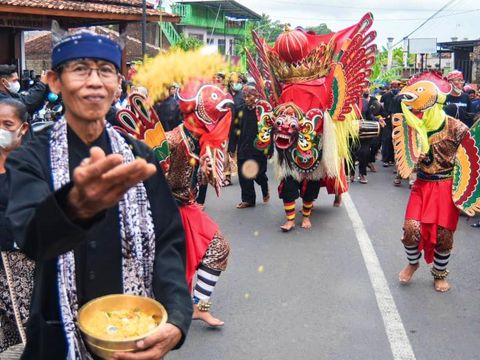Ada empat tarian yang identik dengan Banyuwangi. Empat tarian itu juga tidak bisa dilepaskan dari hal berbau mistis.