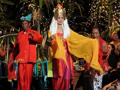 Ada empat tarian yang identik dengan Banyuwangi. Empat tarian itu juga tidak bisa dilepaskan dari hal berbau mistis.