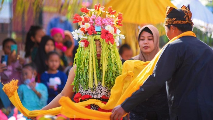 Ada empat tarian yang identik dengan Banyuwangi. Empat tarian itu juga tidak bisa dilepaskan dari hal berbau mistis.