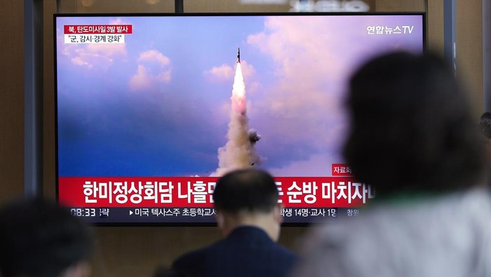 People watch a TV screen showing a news program reporting about North Koreas missile launch with file image, at a train station in Seoul, South Korea, Wednesday, May 25, 2022. North Korea launched three ballistic missiles toward the sea on Wednesday, its neighbors said, hours after President Joe Biden wrapped up his trip to Asia where he reaffirmed U.S. commitment to defend its allies in the face of the Norths growing nuclear threat. (AP Photo/Lee Jin-man)