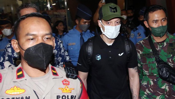 Tengok Lagi Momen Mesut Oezil Tiba di Jakarta