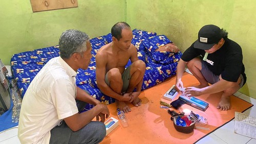 Terduga SF ketika digeledah oleh polisi terkait kasus narkoba.